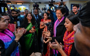 NEW DELHI INDIA 21 Aralık 2024 Delhi Genel Bakanı Atishi, 21 Aralık 2024 tarihinde Chanakyapuri 'deki Shankar Çocuk CBT Merkezi' nde düzenlenen Lehar 2024 Sanat Sergisi sırasında okul öğrencileriyle etkileşime girdi.