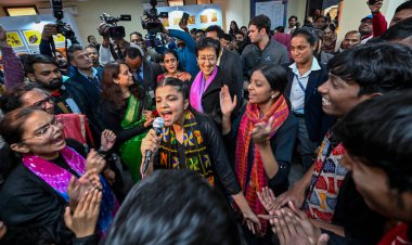 NEW DELHI INDIA 21 Aralık 2024 Delhi Genel Bakanı Atishi, 21 Aralık 2024 tarihinde Chanakyapuri 'deki Shankar Çocuk CBT Merkezi' nde düzenlenen Lehar 2024 Sanat Sergisi sırasında okul öğrencileriyle etkileşime girdi.