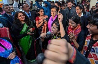 NEW DELHI INDIA 21 Aralık 2024 Delhi Genel Bakanı Atishi, 21 Aralık 2024 tarihinde Chanakyapuri 'deki Shankar Çocuk CBT Merkezi' nde düzenlenen Lehar 2024 Sanat Sergisi sırasında okul öğrencileriyle etkileşime girdi.