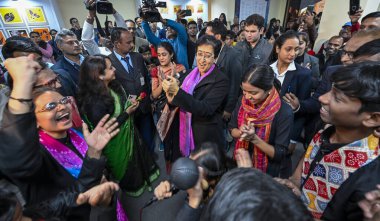 NEW DELHI INDIA 21 Aralık 2024 Delhi Genel Bakanı Atishi, 21 Aralık 2024 tarihinde Chanakyapuri 'deki Shankar Çocuk CBT Merkezi' nde düzenlenen Lehar 2024 Sanat Sergisi sırasında okul öğrencileriyle etkileşime girdi.