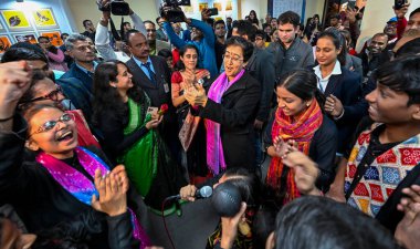 NEW DELHI INDIA 21 Aralık 2024 Delhi Genel Bakanı Atishi, 21 Aralık 2024 tarihinde Chanakyapuri 'deki Shankar Çocuk CBT Merkezi' nde düzenlenen Lehar 2024 Sanat Sergisi sırasında okul öğrencileriyle etkileşime girdi.