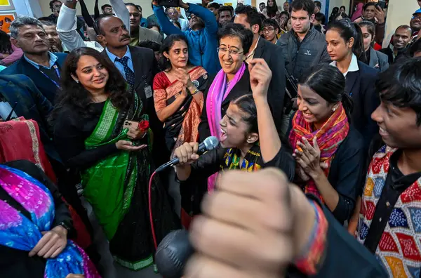 NEW DELHI INDIA 21 Aralık 2024 Delhi Genel Bakanı Atishi, 21 Aralık 2024 tarihinde Chanakyapuri 'deki Shankar Çocuk CBT Merkezi' nde düzenlenen Lehar 2024 Sanat Sergisi sırasında okul öğrencileriyle etkileşime girdi.