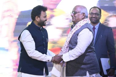 KOLKATA INDIA 21 Aralık 2024 Sivil Havacılık Bakanı Rammohan Naidu Kinjarapu L, Netaji Subhas Chandra Bose Uluslararası Havalimanı 'nın 100. yıl kutlamaları sırasında Milletvekili Saugata Roy R' yi selamlıyor.