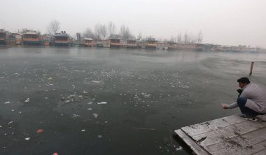 SRINAGAR INDIA 21 Aralık 2024 Srinagar Hindistan 'da 21 Aralık 2024 tarihinde Dal Gölü' nün donmuş yüzey parçalarının görüntüsü soğuk bir dalganın pençesinde ve Chillai Kalan 'ın 40 günlük dönemi Srinaga ile birlikte buzlu bir notla Vadi' de başladı.