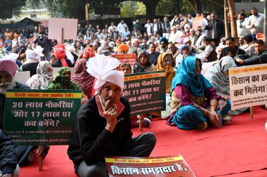 NEW DELHI INDIA 22 Aralık 2024 Delhi çiftçileri Delhi Bachao Jan Akrosh Rallisi için toplandı ve 22 Aralık 2024 tarihinde Jantar Mantar 'da çeşitli talepleri protesto etti. Fotoğraf: Salman Ali Hindustan Times 