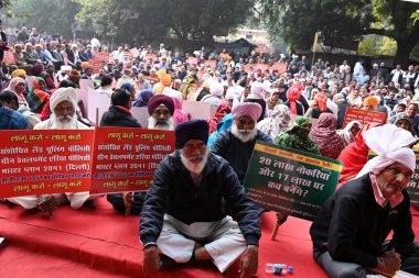 NEW DELHI INDIA 22 Aralık 2024 Delhi çiftçileri Delhi Bachao Jan Akrosh Rallisi için toplandı ve 22 Aralık 2024 tarihinde Jantar Mantar 'da çeşitli talepleri protesto etti. Fotoğraf: Salman Ali Hindustan Times 
