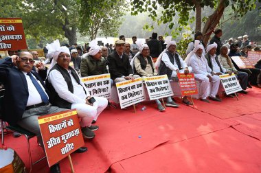 NEW DELHI INDIA 22 Aralık 2024 Delhi çiftçileri Delhi Bachao Jan Akrosh Rallisi için toplandı ve 22 Aralık 2024 tarihinde Jantar Mantar 'da çeşitli talepleri protesto etti. Fotoğraf: Salman Ali Hindustan Times 