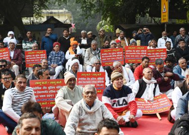 NEW DELHI INDIA 22 Aralık 2024 Delhi çiftçiler arazi havuz politikası ve yeşil kalkınma politikası Master plan 2041 ve DDA Yasası 1957 Jantar Mantar Protesto sırasında 22 Aralık 2024 tarihinde Yeni Delhi Hindistan 'da Vipin Kumar Hind