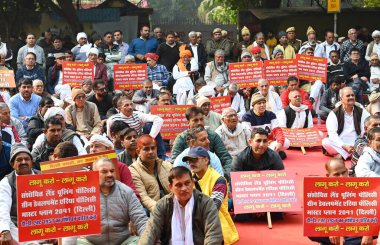 NEW DELHI INDIA 22 Aralık 2024 Delhi çiftçiler arazi havuz politikası ve yeşil kalkınma politikası Master plan 2041 ve DDA Yasası 1957 Jantar Mantar Protesto sırasında 22 Aralık 2024 tarihinde Yeni Delhi Hindistan 'da Vipin Kumar Hind