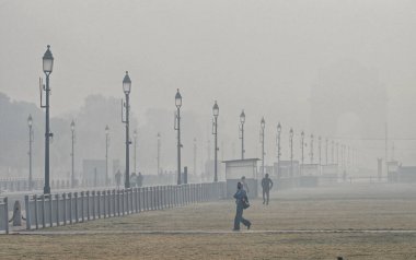 NEW DELHI INDIA 22 ARALIK 2024 GİZLİ 22 Aralık 2024 Kartavya Yolu 'nda 22 Aralık 2024 tarihinde Yeni Delhi Hindistan' da sabah erken saatlerde sisli bir sabah yaşandı.