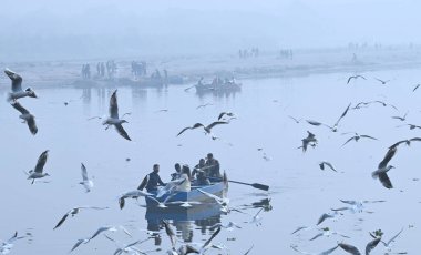 NEW DELHI INDIA 22 ARALIK 2024 Yoğun sis ve serinlik içinde Yamuna Ghat 'ta 22 Aralık 2024 sabahı Yeni Delhi' de Hindistan NCR 'de sisli bir sabah yaşadı.
