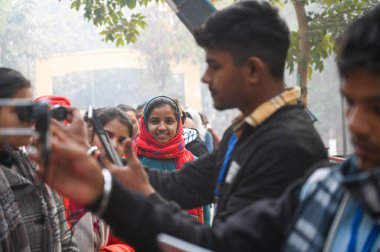 NOIDA INDIA 22 ARALIK 2024 UPPSC PCS ön sınavı için kuyrukta 22 Aralık 2024 'te Noida Hindistan' da Noida Ghosh Hindustan Times tarafından çekilmiştir. 