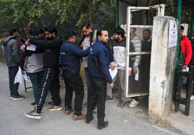 NOIDA INDIA 22 Aralık 2024 UPPSC PCS ön sınavı 2024 'e katılan adaylar arandı ve dokümanları Devlet Posta Koleji 39 Aralık 2024' te Noida Hindistan 'da Sunil Ghos tarafından doğrulandı.