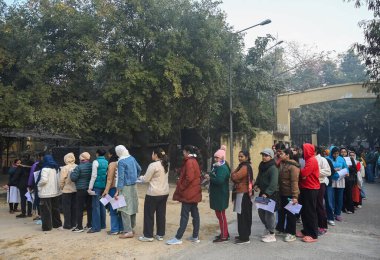 NOIDA INDIA 22 ARALIK 2024 UPPSC PCS ön sınavı için kuyrukta 22 Aralık 2024 'te Noida Hindistan' da Noida Ghosh Hindustan Times tarafından çekilmiştir. 