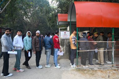 NOIDA INDIA 22 Aralık 2024 UPPSC PCS ön sınavı 2024 'e katılan adaylar arandı ve dokümanları Devlet Posta Koleji 39 Aralık 2024' te Noida Hindistan 'da Sunil Ghos tarafından doğrulandı.