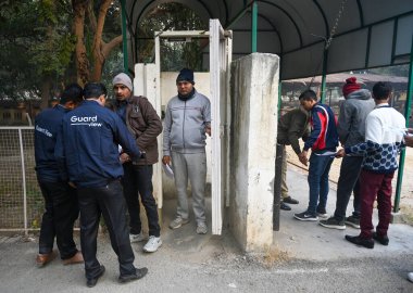 NOIDA INDIA 22 Aralık 2024 UPPSC PCS ön sınavı 2024 'e katılan adaylar arandı ve dokümanları Devlet Posta Koleji 39 Aralık 2024' te Noida Hindistan 'da Sunil Ghos tarafından doğrulandı.