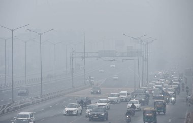 GHAZIABAD INDIA 23 ARALIK 2024 GÖREVLERİ 23 Aralık 2024 Dasna yakınlarındaki NH9 'da cesur ışık yağmuru büyüsü 23 Aralık 2024' te Ghaziabad Hindistan 'da Delhi-NCR' nin bazı bölgelerinde sabah saatlerinde hafif yağış görülmesine rağmen dağınık sağanak devam etmedi.