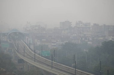 NOIDA INDIA 23 Aralık 2024 Gökdelenler görünümü yükselen hava kirliliği nedeniyle 23 Aralık 2024 sabahı Noida Hindistan 'da sabah saatlerinde ışık yağmuruna tanık olmasına rağmen dağınık sağanak yağış devam etti.