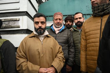 SRINAGAR INDIA 23 Aralık 2024 Ulusal Konferans Milletvekili Aga Ruhullah C, başbakanın konutu önünde 23 Aralık 2024 tarihinde Srinagar Hindistan 'da yapılan bir protestoda, nüfus başına düşen nüfus oranında rezervasyon politikasının rasyonelleştirilmesini talep etti.