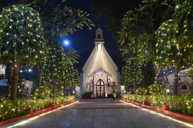 GURUGRAM INDIA 24 ARALIK 2024 En eski Gurugram Kilisesi 24 Aralık 2024 'te Hindistan Gurugramı' nda Parveen Kumar Hindustan Times tarafından çekilen Gurugram Fotoğrafı 'nda, Subay Kolonisi yakınlarındaki Sivil Çizgiler' de Noel arifesinde ışıklarla süslenmiştir.