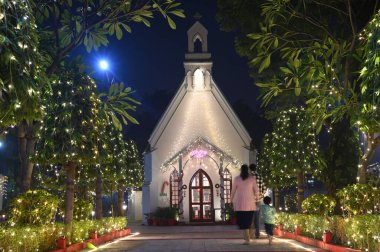 GURUGRAM INDIA 24 ARALIK 2024 En eski Gurugram Kilisesi 24 Aralık 2024 'te Hindistan Gurugramı' nda Parveen Kumar Hindustan Times tarafından çekilen Gurugram Fotoğrafı 'nda, Subay Kolonisi yakınlarındaki Sivil Çizgiler' de Noel arifesinde ışıklarla süslenmiştir.