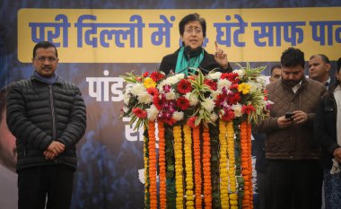 NEW DELHI INDIA 24 Aralık 2024 Delhi Genel Bakanı Atishi, 24 Aralık 2024 tarihinde Rajendra Nagar kolonisinde 24 saat su kaynağı sağlayan Aam Aadmi Partisi AAP Ulusal Konvansiyonu Arvind Kejriwal 'ın huzurunda vatandaşlara sesleniyor.