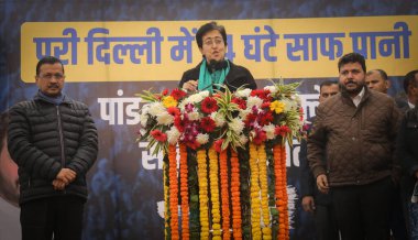 NEW DELHI INDIA 24 Aralık 2024 Delhi Genel Bakanı Atishi, 24 Aralık 2024 tarihinde Rajendra Nagar kolonisinde 24 saat su kaynağı sağlayan Aam Aadmi Partisi AAP Ulusal Konvansiyonu Arvind Kejriwal 'ın huzurunda vatandaşlara sesleniyor.