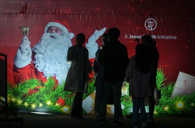 YENİ DELHI INDIA 24 ARALIK 24 YIL 2024 BÖLÜM Kutsal Yürek Katedrali 'nde selfie çeken dindarlar 24 Aralık 2024' te Yeni Delhi 'de Yeni Hindistan' da yapılan kutlamaların arifesinde Raj K.