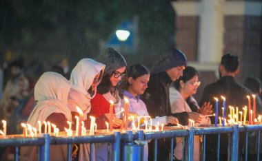 NEW DELHI INDIA 24 Aralık 2024 Dindar mumlar Kutsal Yürek Katedrali 'nde soğuk yağmur sırasında 24 Aralık 2024 tarihinde Yeni Delhi Hindistan' da Yeni Hindistan Fotoğrafı: Raj K Raj Hindustan Times