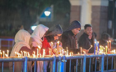 NEW DELHI INDIA 24 Aralık 2024 Dindar mumlar Kutsal Yürek Katedrali 'nde soğuk yağmur sırasında 24 Aralık 2024 tarihinde Yeni Delhi Hindistan' da Yeni Hindistan Fotoğrafı: Raj K Raj Hindustan Times