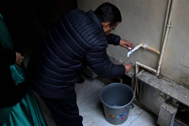 NEW DELHI INDIA 24 ARALIK 2024 AAP kongre üyesi Arvind Kejriwal Delhi Başbakanı Atishi, 24 Aralık 2024 'te Delhi' de yapılacak yeni Hindistan montaj seçimleri öncesinde Pandav Nagar Rajendra Nagar meclisine 24 saat su ikmali başlattı.