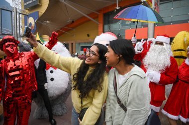 Noel Baba gibi giyinen 24 Aralık 2024 Oyuncular ve çizgi film karakteri Noel arifesinde Noida Sektörü 38 'in GIP AVM' sinde, 24 Aralık 2024 'te Noida Hindistan' da Sunil Ghosh Hindustan Times tarafından çekilen fotoğraf: