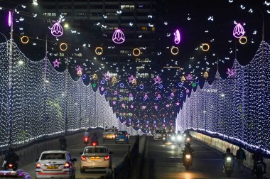 KOLKATA INDIA 24 Aralık 2024 Park Caddesi üstgeçidi 24 Aralık 2024 'te Kolkata Hindistan' da özel ışıklandırma dekorasyonu ile süslenmiştir. Fotoğraf: Samir Jana Hindustan Times