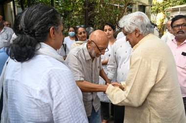 MUMBAI INDIA DECEMBER 24 2024 Indian screenwriter lyricist and poet Javed Akhtar attended the funeral of veteran filmmaker Shyam Benegal at the Shivaji Park Crematorium Dadar on December 24 2024 in Mumbai India Shyam Benegal who was 90 years old pass clipart