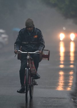 NOIDA, INDIA - 27 Aralık 2024 'te Hindistan' ın Noida kentinde kış yağmuru sırasında Kuzey Hindistan 'da şiddetli soğuk hava dalgalarına yağmur yağdı. Delhi ve yakındaki bölgelerde mod alındı