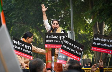 NEW DELHI, INDIA - 26 Aralık 2024: Delhi BJP Mahila Morcha üyeleri eski Delhi başbakanı ve AAP ulusal kongresi Arvind Kejriwal 'ın konutu yakınlarında 26 Aralık 2024' te Yeni Delhi, Hindistan 'da protesto gösterisi düzenlediler.. 