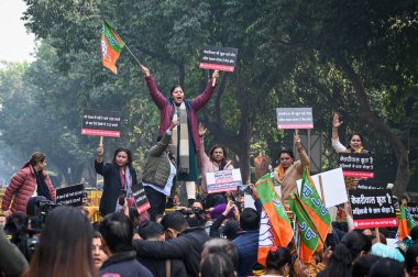 NEW DELHI, INDIA - 26 Aralık 2024: Delhi BJP Mahila Morcha üyeleri eski Delhi başbakanı ve AAP ulusal kongresi Arvind Kejriwal 'ın konutu yakınlarında 26 Aralık 2024' te Yeni Delhi, Hindistan 'da protesto gösterisi düzenlediler.. 