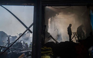 MUMBAI, INDIA - 28 Aralık 2024: Hindistan 'da 28 Aralık 2024 tarihinde Wajid Ali Bileşiği, Khairani Yolu, Sakinaka' da büyük çaplı bir yangın patlak verdi. İtfaiye yetkilileri yaralı olmadığını bildirdi..