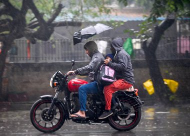 NOIDA, INDIA - 27 Aralık 2024 'te Hindistan' ın Noida kentinde kış yağmuru sırasında Kuzey Hindistan 'da şiddetli soğuk hava dalgalarına yağmur yağdı. Delhi ve yakındaki bölgelerde mod alındı