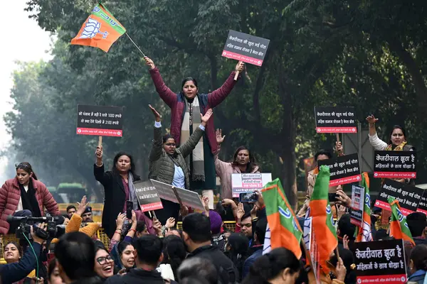 NEW DELHI, INDIA - 26 Aralık 2024: Delhi BJP Mahila Morcha üyeleri eski Delhi başbakanı ve AAP ulusal kongresi Arvind Kejriwal 'ın konutu yakınlarında 26 Aralık 2024' te Yeni Delhi, Hindistan 'da protesto gösterisi düzenlediler.. 