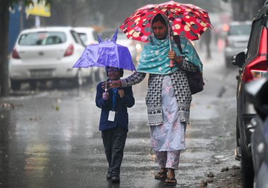 NOIDA, INDIA - 27 Aralık 2024 'te Hindistan' ın Noida kentinde kış yağmuru sırasında Kuzey Hindistan 'da şiddetli soğuk hava dalgalarına yağmur yağdı. Delhi ve yakındaki bölgelerde mod alındı