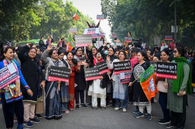 NEW DELHI, INDIA - 26 Aralık 2024: Delhi BJP Mahila Morcha üyeleri eski Delhi başbakanı ve AAP ulusal kongresi Arvind Kejriwal 'ın konutu yakınlarında 26 Aralık 2024' te Yeni Delhi, Hindistan 'da protesto gösterisi düzenlediler.. 