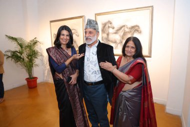 NEW DELHI INDIA: NOVEMBER 28, 2024 - Uma Nair ve sanatçı Sujata Dere ve Hotelier Aman Nath ile birlikte Hindistan Habitat Merkezi 'ndeki Görsel Sanatlar Galerisinde düzenlenen Dünya Şarkısı sergisinin açılışında. 