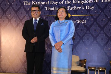 NEW DELHI INDIA 4 Aralık 2024 Dışişleri Bakanı ve Tayland Ulusal Günü boyunca Tekstil Pabitra Margherita ve Pattarat Hongtong Tayland Büyükelçisi