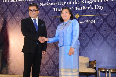 NEW DELHI INDIA 4 Aralık 2024 Dışişleri Bakanı ve Tayland Ulusal Günü boyunca Tekstil Pabitra Margherita ve Pattarat Hongtong Tayland Büyükelçisi