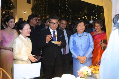 NEW DELHI INDIA 4 Aralık 2024 Dışişleri Bakanı ve Tayland Ulusal Günü boyunca Tekstil Pabitra Margherita ve Pattarat Hongtong Tayland Büyükelçisi