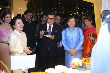 NEW DELHI INDIA 4 Aralık 2024 Dışişleri Bakanı ve Tayland Ulusal Günü boyunca Tekstil Pabitra Margherita ve Pattarat Hongtong Tayland Büyükelçisi