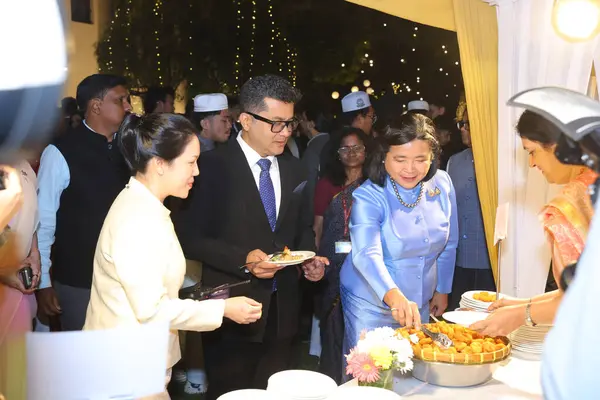 NEW DELHI INDIA 4 Aralık 2024 Dışişleri Bakanı ve Tayland Ulusal Günü boyunca Tekstil Pabitra Margherita ve Pattarat Hongtong Tayland Büyükelçisi