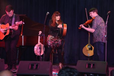 NEW DELHI: 13 Aralık 2024 - İrlandalı şarkıcı Aoife Scott ve grubu üyeleri Andy mean ve Cathal Currin İrlanda Büyükelçiliği 'ndeki Noel yemeği davetinde sahne aldılar. Fotoğraf: Manoj Verma Hindustan Times