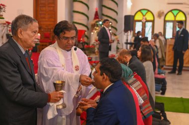 GURUGRAM INDIA 25 Aralık 2024 Hristiyan dindarlar, 25 Aralık 2024 'te Tank Parkı yakınlarındaki sivil hatlarda, Epifani Kilisesi' nde dua ederler. Fotoğraf: Parveen Kumar Hindustan Times